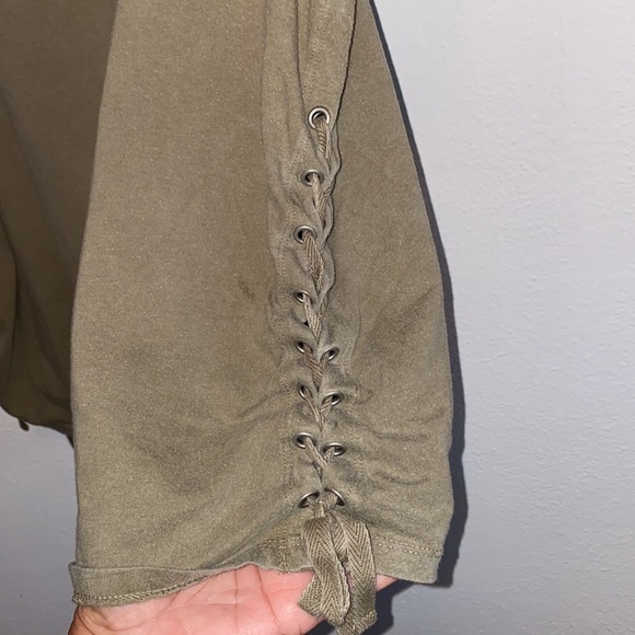 Forever 21 Plus Size V Neck Cutout - Picture 3 of 5